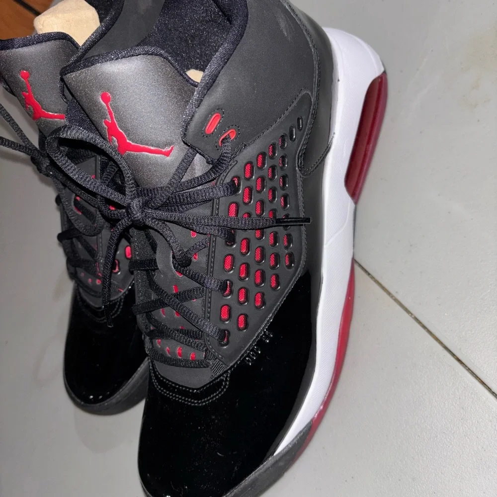 Jordan Athletic Shoes Black and Red - Picture 1 of 8
